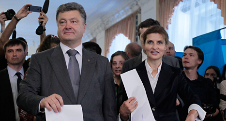 Petro Prosjenko och hans fru Maria röstar i presidentvalet i Ukraina.
Foto: Sergej Chuzakov/TT.